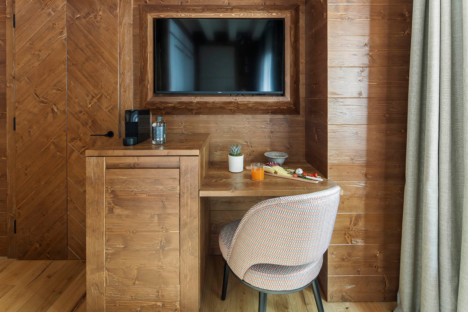 Dettaglio camera Single con scrivania e tv