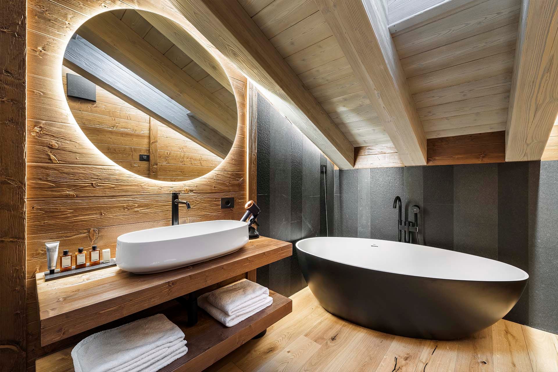 Dettaglio bagno Camera Grand Deluxe con ampio lavabo e vasca da bagno