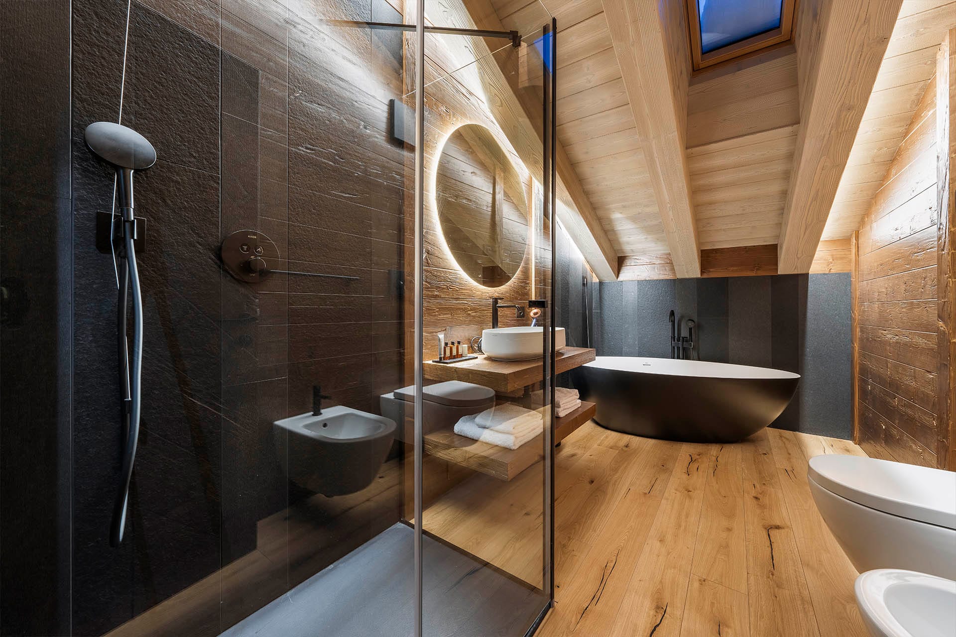 Bagno Camera Grand Deluxe con box doccia e vasca da bagno