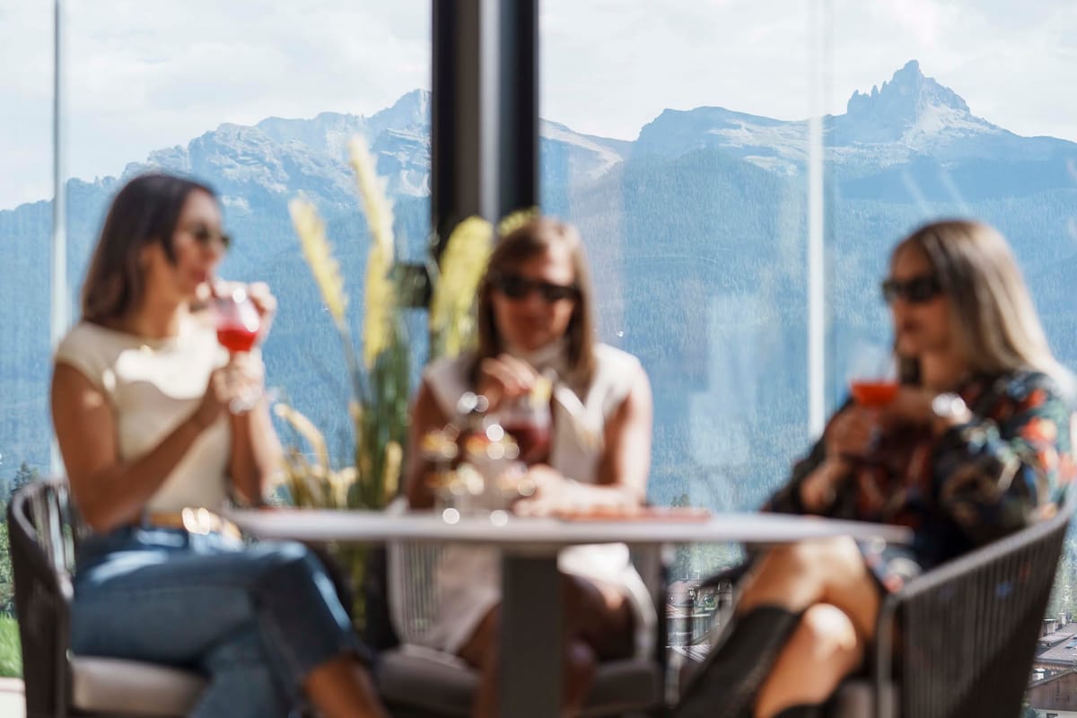 Women enjoying an aperitif overlooking the mountains at Casa Guargnè